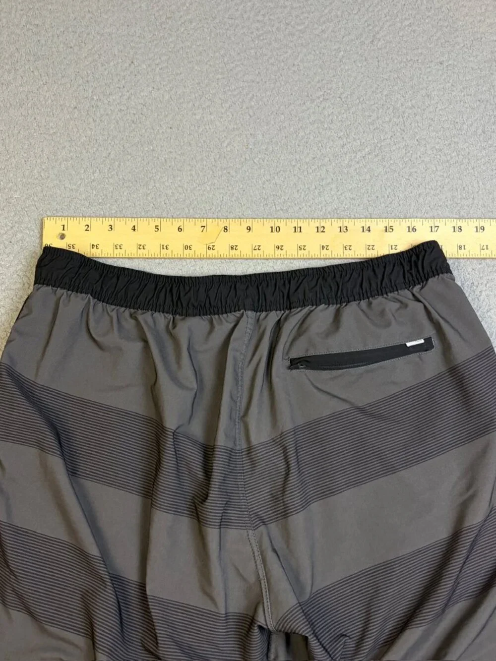 Vuori Athletic Shorts Mens XL Gray Black Workout l Drawstring Zip Pocket Unlined
